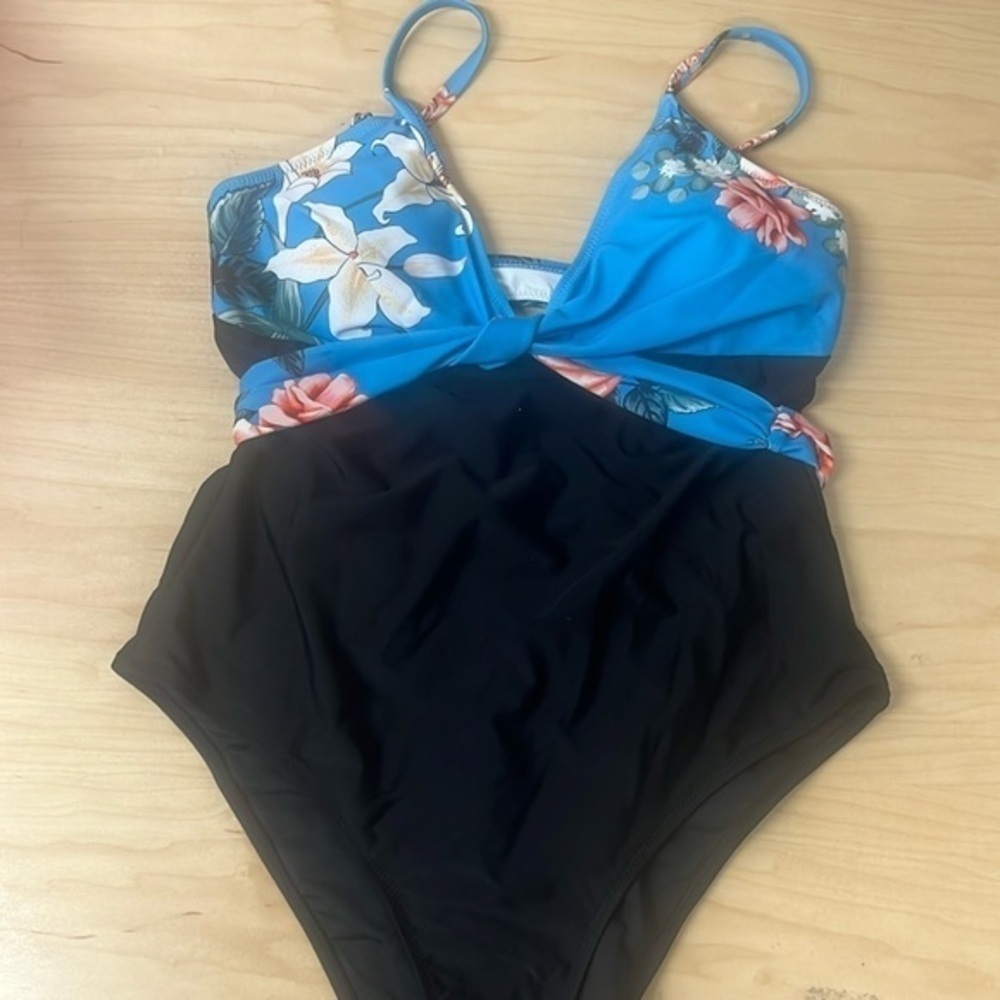 NWT Cupshe one piece‎ floral swimsuit size large live life on the beach